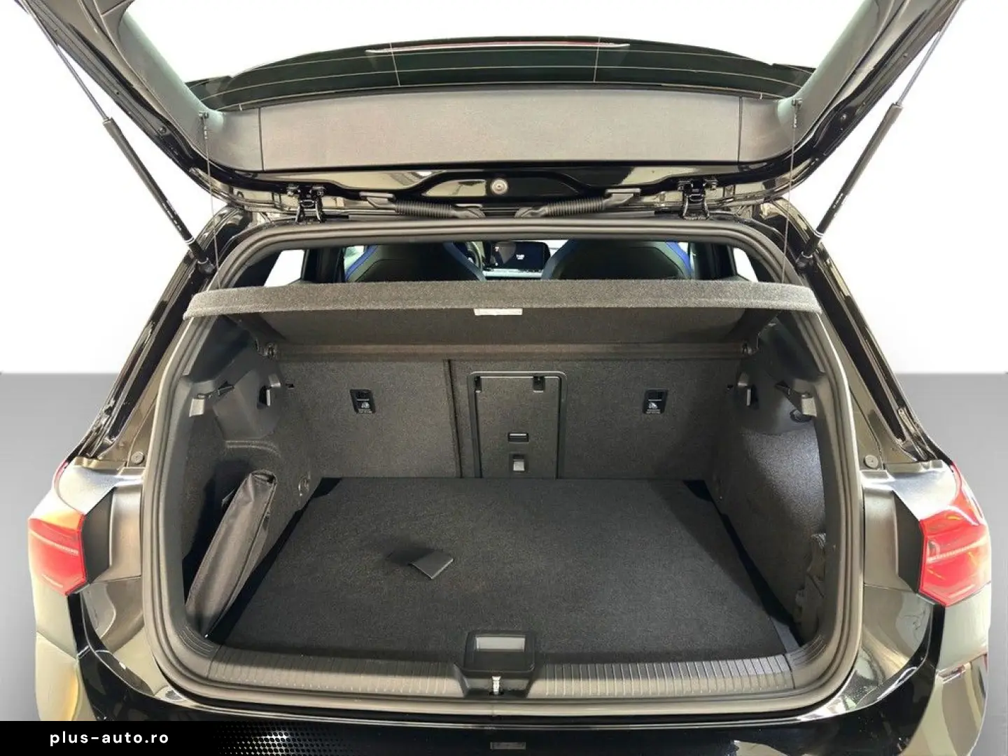 VW Golf VIII 2.0 TSI DSG 4Motion R DCC PANO HUD HAR