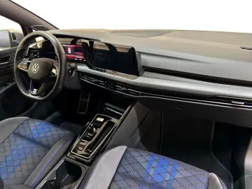 VW Golf VIII 2.0 TSI DSG 4Motion R DCC PANO HUD HAR