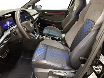 VW Golf VIII 2.0 TSI DSG 4Motion R DCC PANO HUD HAR