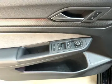 VW Golf VIII 2.0 TSI DSG 4Motion R DCC PANO HUD HAR