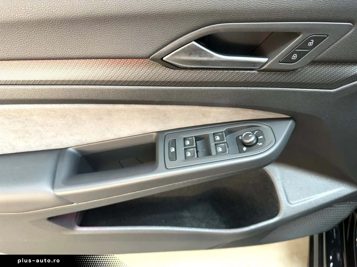 VW Golf VIII 2.0 TSI DSG 4Motion R DCC PANO HUD HAR