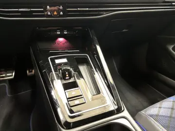 VW Golf VIII 2.0 TSI DSG 4Motion R DCC PANO HUD HAR