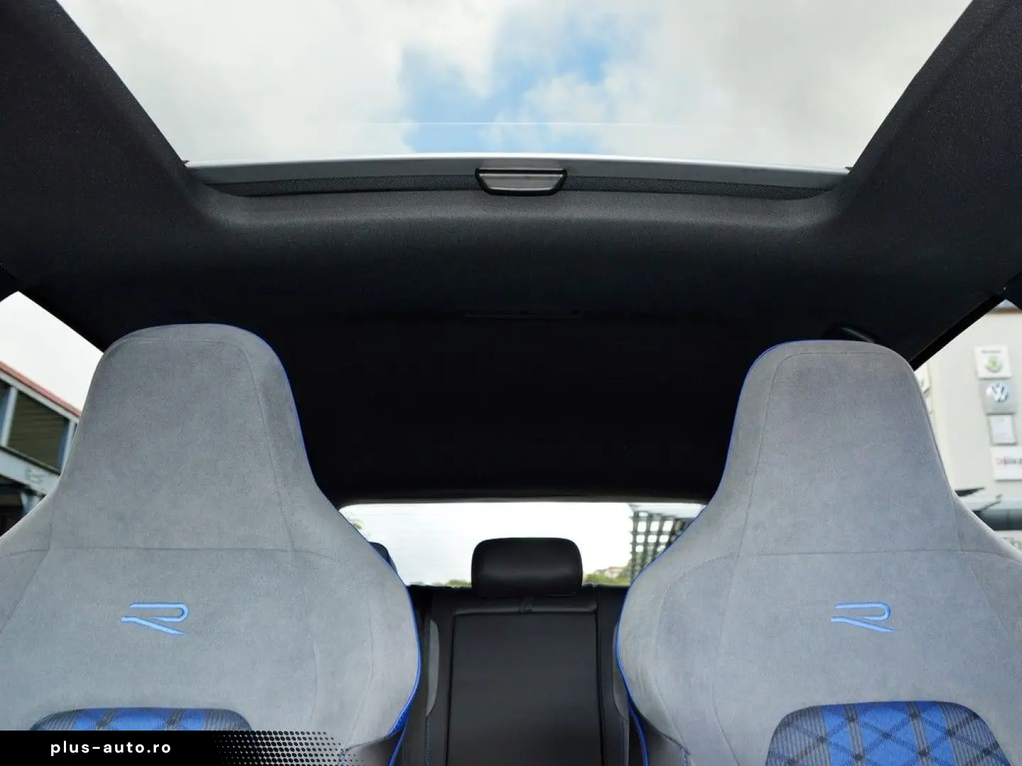 VW Golf VIII 2.0 TSI DSG 4Motion R DCC PANO HUD HAR