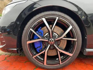 VW Golf VIII R 4M 2.0 TSI DSG MATRIX PANO NAVI DCC