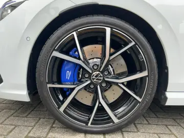 VW Golf VIII R 4M 2.0 TSI DSG MATRIX PANO NAVI DCC