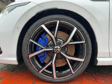 VW Golf VIII R 4M 2.0 TSI DSG MATRIX PANO NAVI DCC