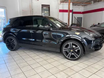 PORSCHE Cayenne Platinum Edition 1.Hand   Porsche Scheck