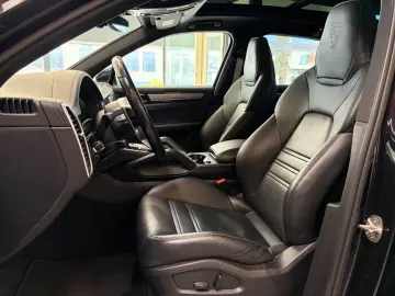 PORSCHE Cayenne Platinum Edition 1.Hand   Porsche Scheck