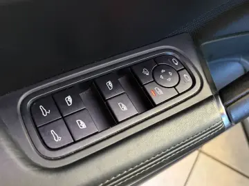 PORSCHE Cayenne Platinum Edition 1.Hand   Porsche Scheck