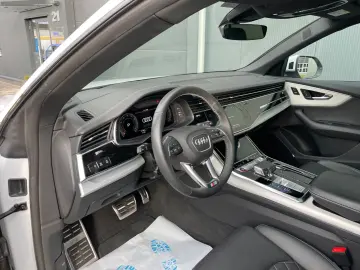 AUDI SQ8 4.0 TFSI Pano AHK STDHZG HUD 22 Zoll MWST
