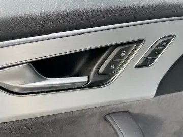 AUDI SQ8 4.0 TFSI Pano AHK STDHZG HUD 22 Zoll MWST