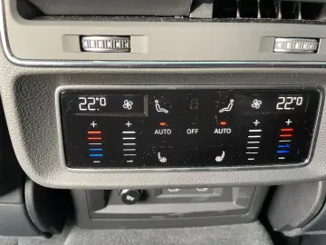 AUDI SQ8 4.0 TFSI Pano AHK STDHZG HUD 22 Zoll MWST