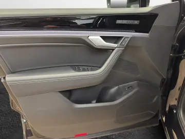 VW Touareg 3.0 TDI 4M R-Line Black Style  AHK Stand