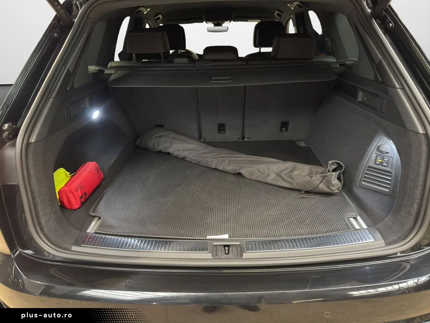 VW Touareg 3.0 TDI 4M R-Line Black Style  AHK Stand