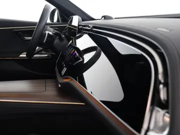 MERCEDES-BENZ E 400 e 4M AMG Massage Pano  HUD Superscreen