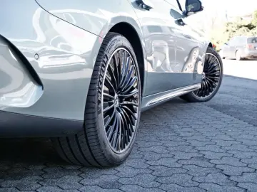 MERCEDES-BENZ E 400 e 4M AMG Superscreen Pano Distronic 360