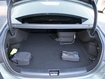 MERCEDES-BENZ E 400 e 4M AMG Superscreen Pano Distronic 360