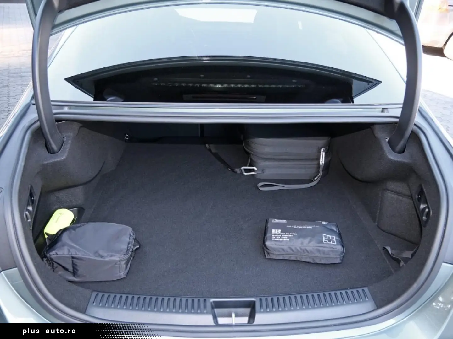 MERCEDES-BENZ E 400 e 4M AMG Superscreen Pano Distronic 360