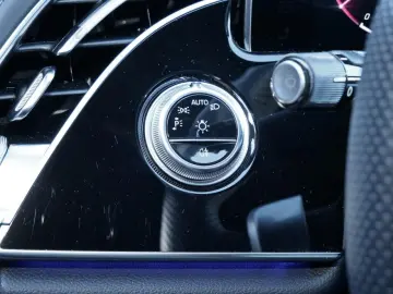 MERCEDES-BENZ E 400 e 4M AMG Superscreen Pano Distronic 360