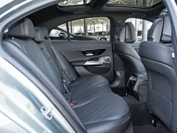 MERCEDES-BENZ E 400 e 4M AMG Superscreen Pano Distronic 360
