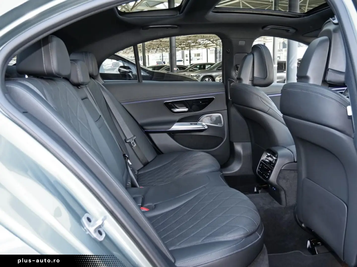 MERCEDES-BENZ E 400 e 4M AMG Superscreen Pano Distronic 360