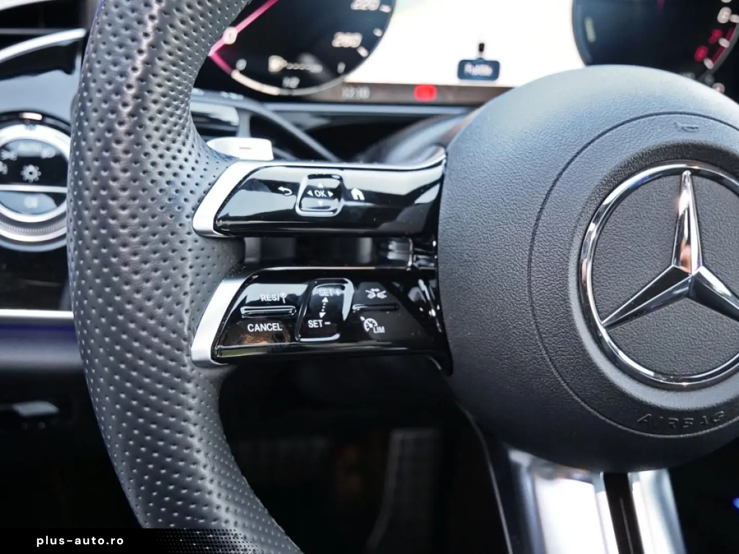 MERCEDES-BENZ E 400 e 4M AMG Superscreen Pano Distronic 360