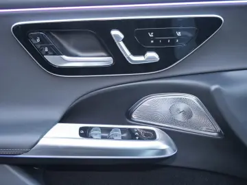 MERCEDES-BENZ E 400 e 4M AMG Superscreen Pano Distronic 360