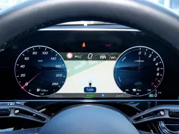 MERCEDES-BENZ E 400 e 4M AMG Superscreen Pano Distronic 360