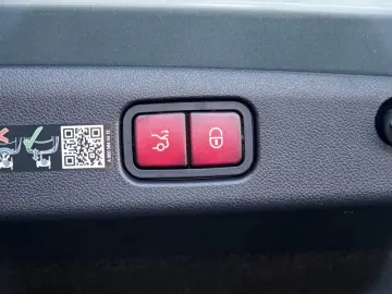 MERCEDES-BENZ E 400 e 4M AMG Superscreen Pano Distronic 360