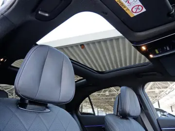 MERCEDES-BENZ E 400 e 4M AMG Superscreen Pano Distronic 360
