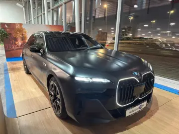 BMW M760e xDrive Vollausstattung 181.420 -€ Neupreis