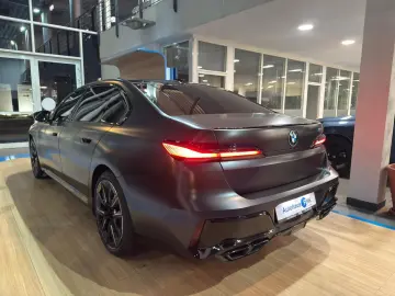 BMW M760e xDrive Vollausstattung 181.420 -€ Neupreis