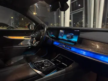 BMW M760e xDrive Vollausstattung 181.420 -€ Neupreis