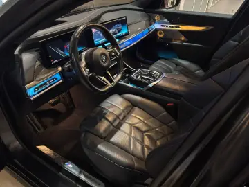 BMW M760e xDrive Vollausstattung 181.420 -€ Neupreis