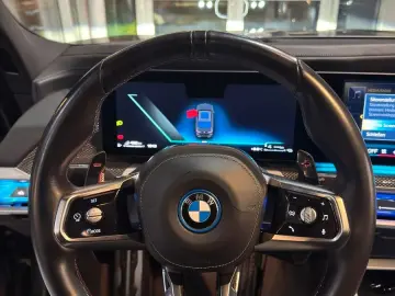 BMW M760e xDrive Vollausstattung 181.420 -€ Neupreis