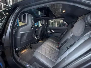 BMW M760e xDrive Vollausstattung 181.420 -€ Neupreis