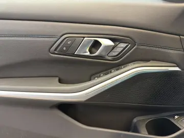 BMW 330e xDrive M Sport Glasdach Head-Up