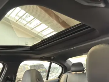 BMW 330e xDrive M Sport Glasdach Head-Up