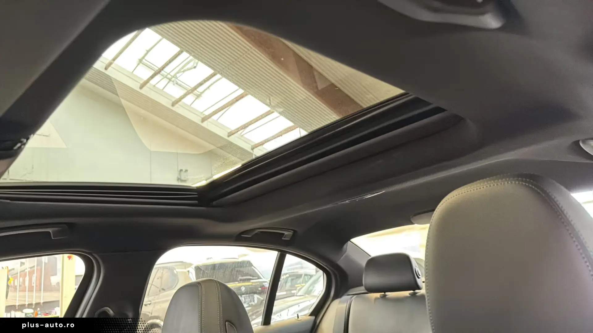 BMW 330e xDrive M Sport Glasdach Head-Up