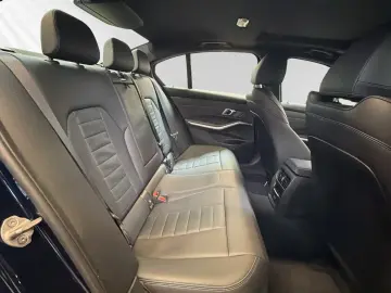 BMW 330e xDrive M Sport Glasdach Head-Up