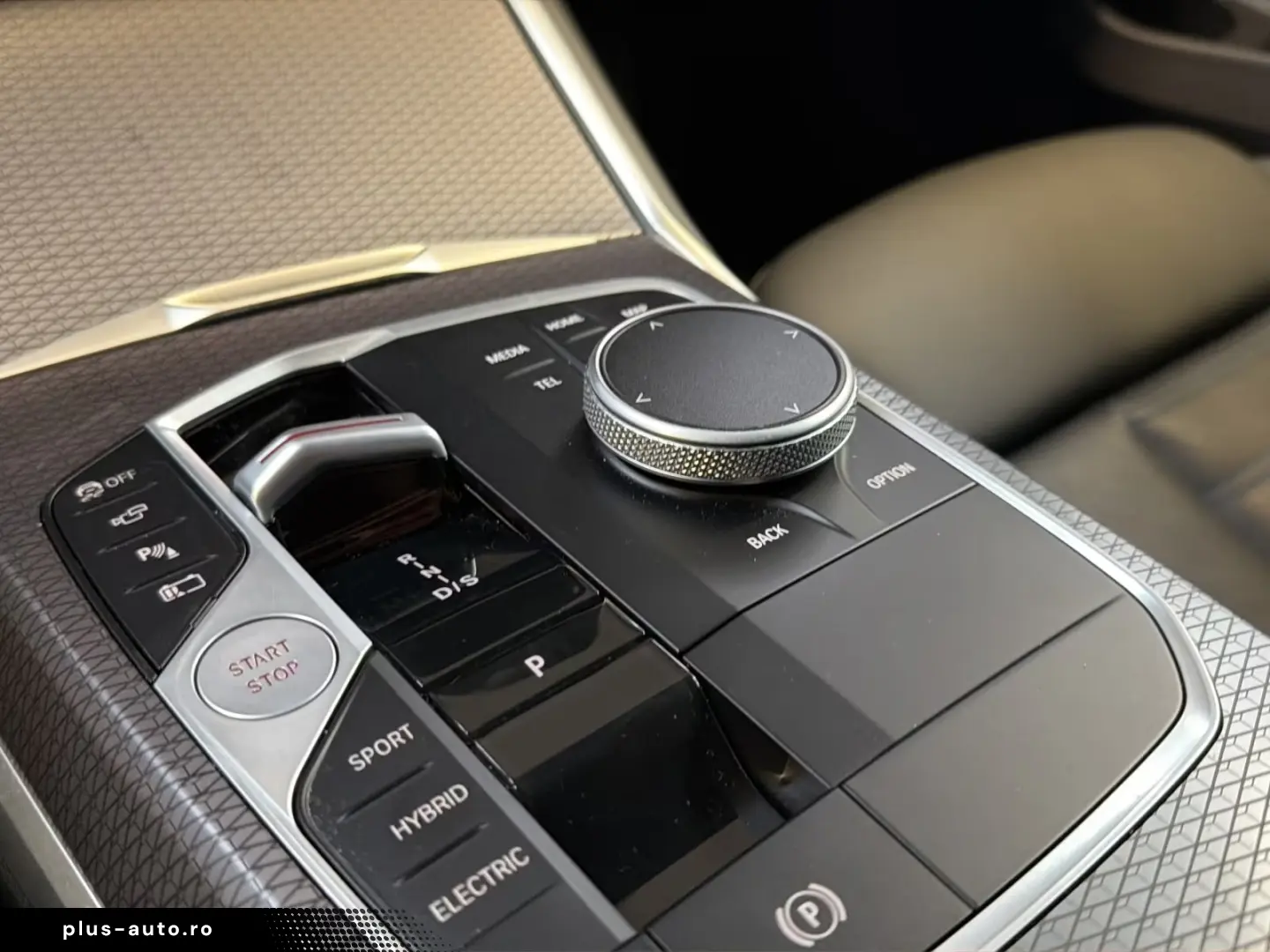 BMW 330e xDrive M Sport Glasdach Head-Up