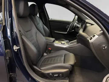 BMW 330e xDrive M Sport Glasdach Head-Up
