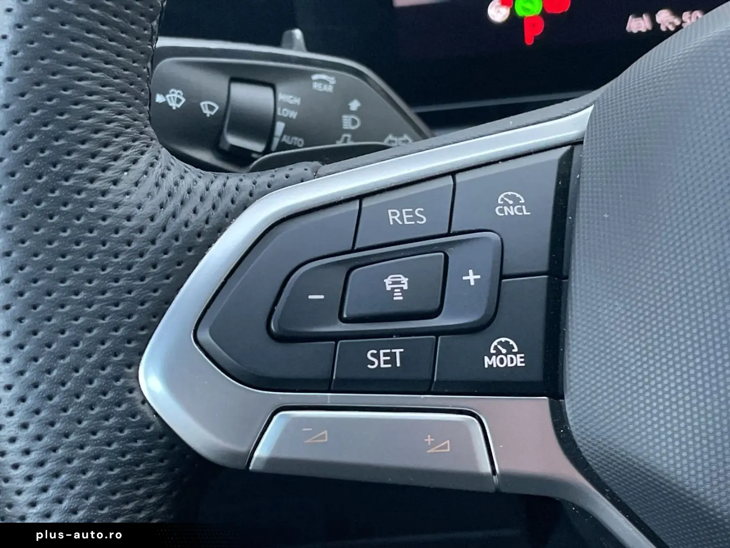 VW Tiguan 2.0 TDI 4M R-Line Standhzg AHK HUD 360 Ka