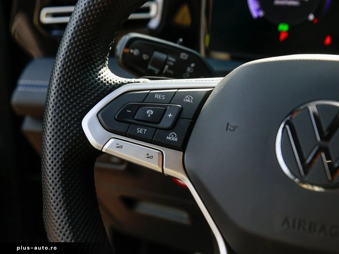 VW Tiguan 2.0 TDI DSG R-Line 4Mo AHK Pano RFK