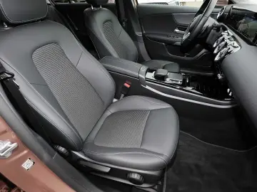 MERCEDES-BENZ A 180 DISTR  HEADUP KAMERA MBUX CARPLAY LED 17