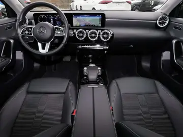 MERCEDES-BENZ A 180 DISTR  HEADUP KAMERA MBUX CARPLAY LED 17