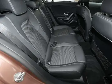 MERCEDES-BENZ A 180 DISTR  HEADUP KAMERA MBUX CARPLAY LED 17