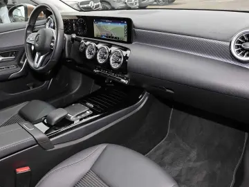 MERCEDES-BENZ A 180 DISTR  HEADUP KAMERA MBUX CARPLAY LED 17