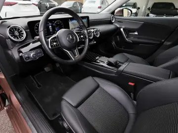 MERCEDES-BENZ A 180 DISTR  HEADUP KAMERA MBUX CARPLAY LED 17