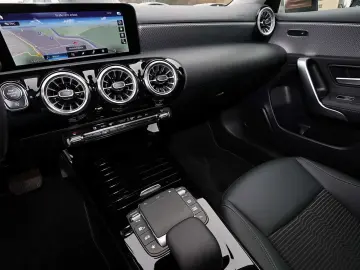 MERCEDES-BENZ A 180 DISTR  HEADUP KAMERA MBUX CARPLAY LED 17
